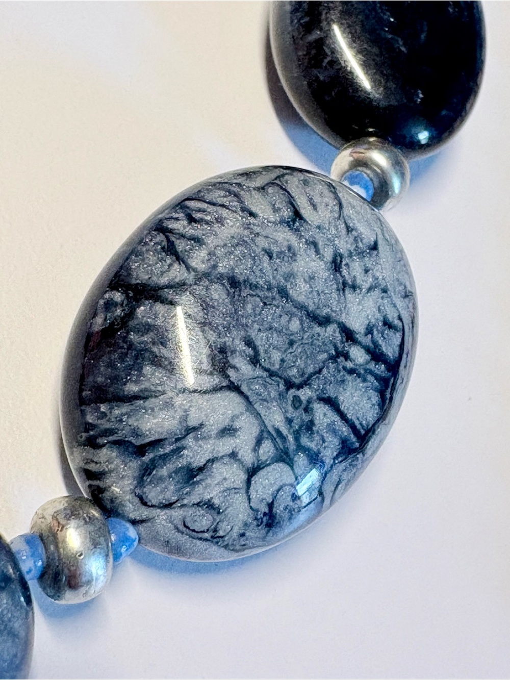 Vintage reversible navy & silver lucite necklace - Picture 4 of 6